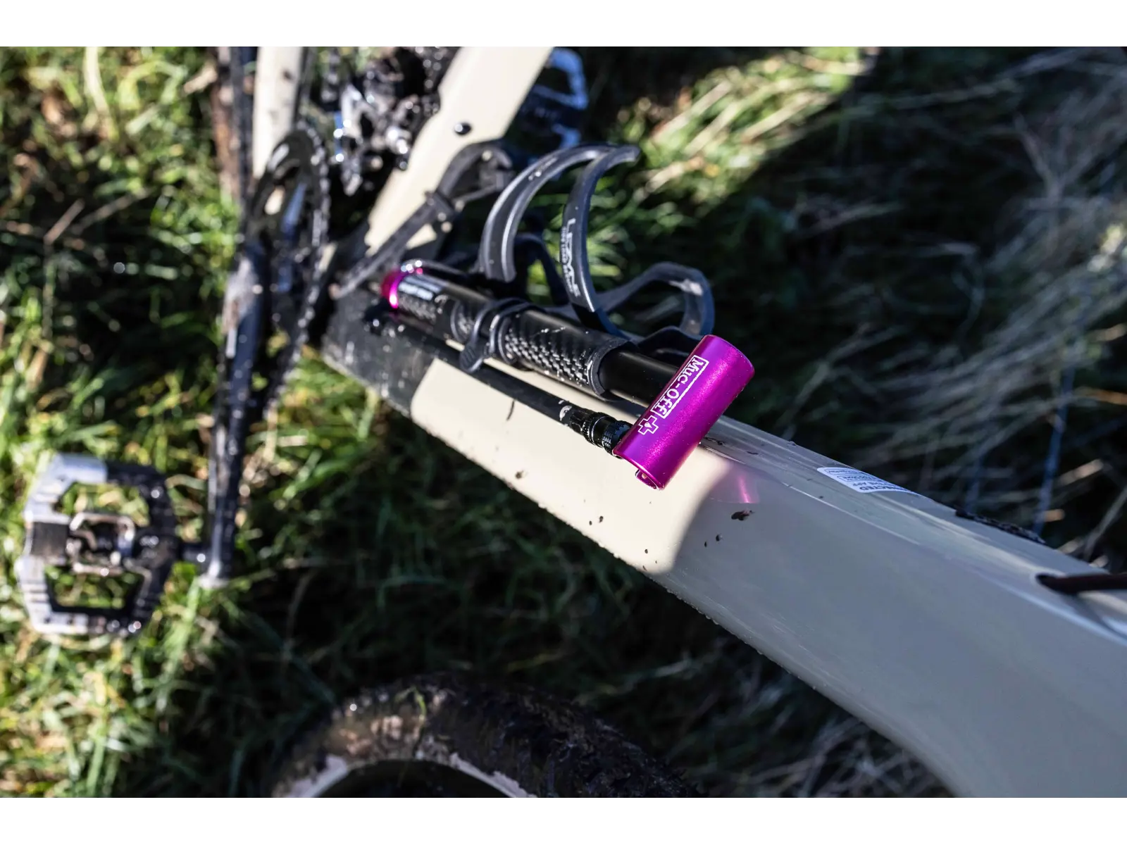 MUC-OFF Mini pump Airmach Carbon 130 psi