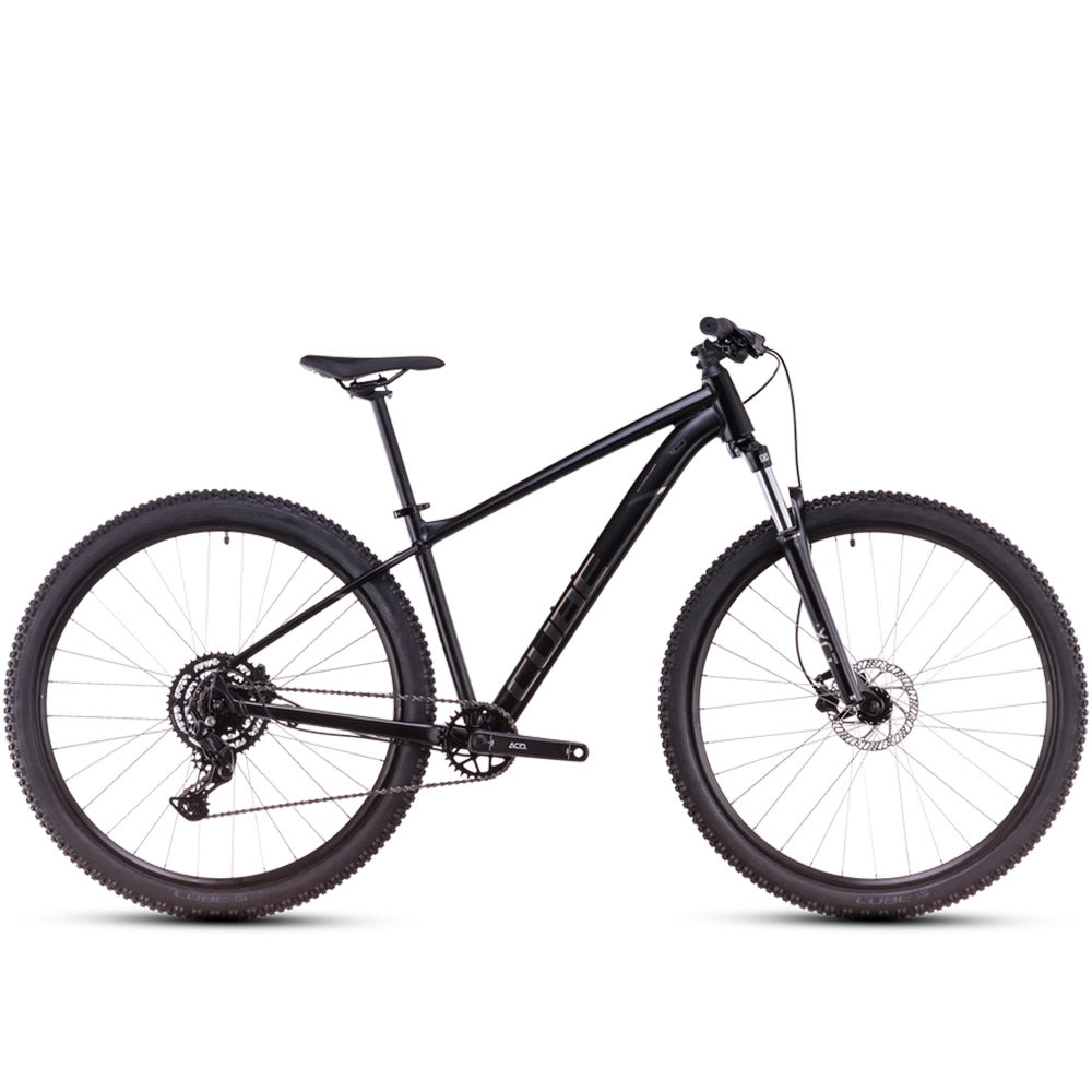 Cube Aim Pro Mountaonbike model 2025, set fra siden. Stærk og funktionel offroad-cykel til fornuftig pris. Cube står for kvalitet