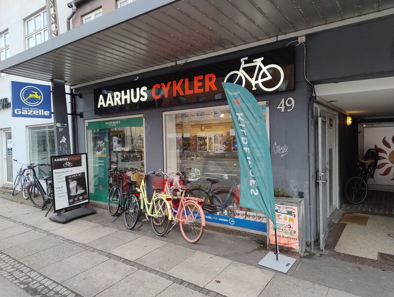 Cykelværksted med elcykel til service