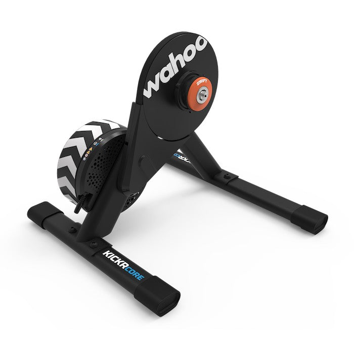 Wahoo KICKR CORE 2 with Zwift Cog and Click hometrainer, set på hvid baggrund. Super effektiv til din hjemmetræning